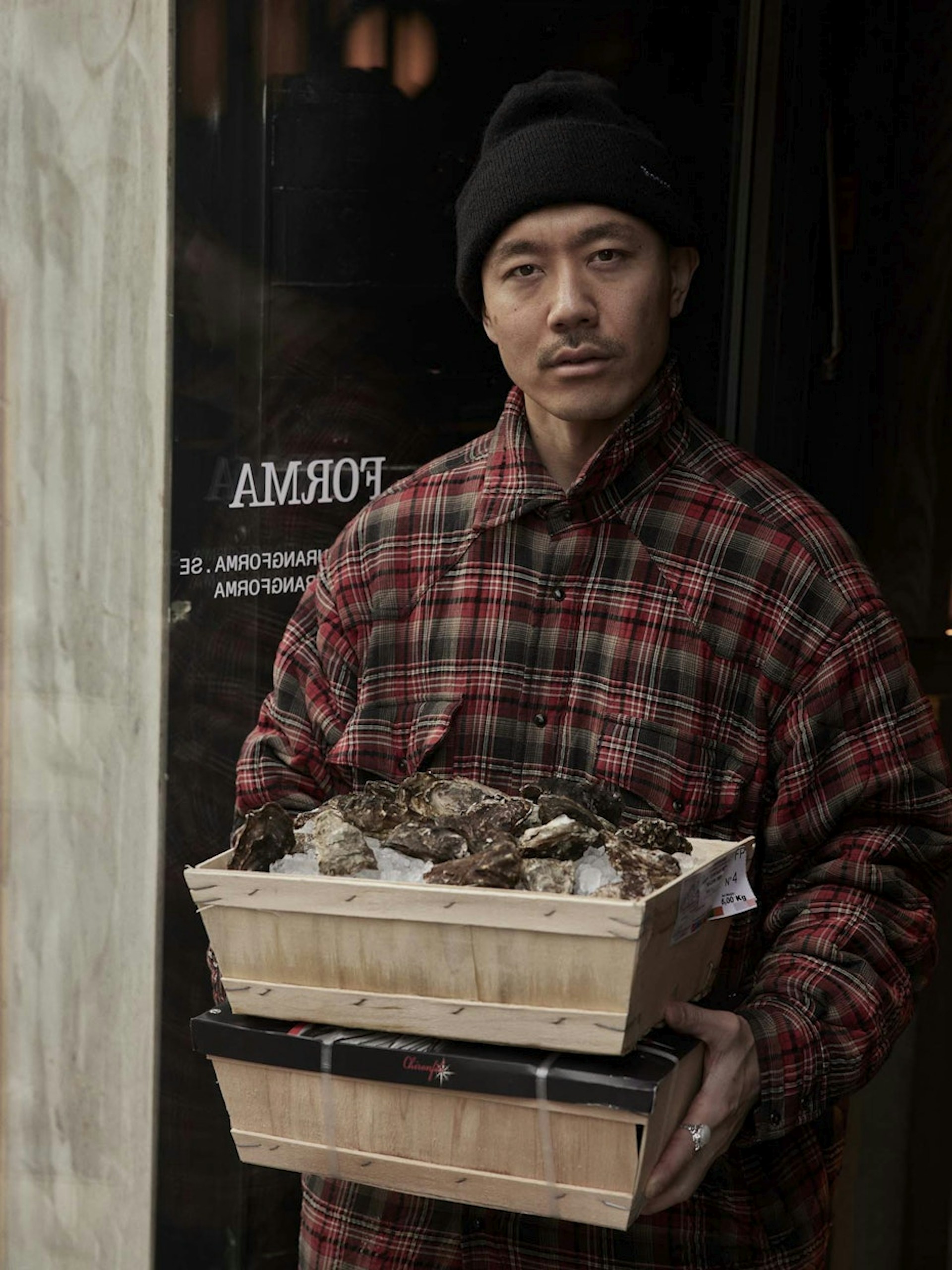 Anton Lindeblad holding two boxes of clams